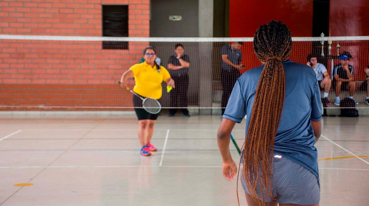 Dos estudiantes practicando Badminton