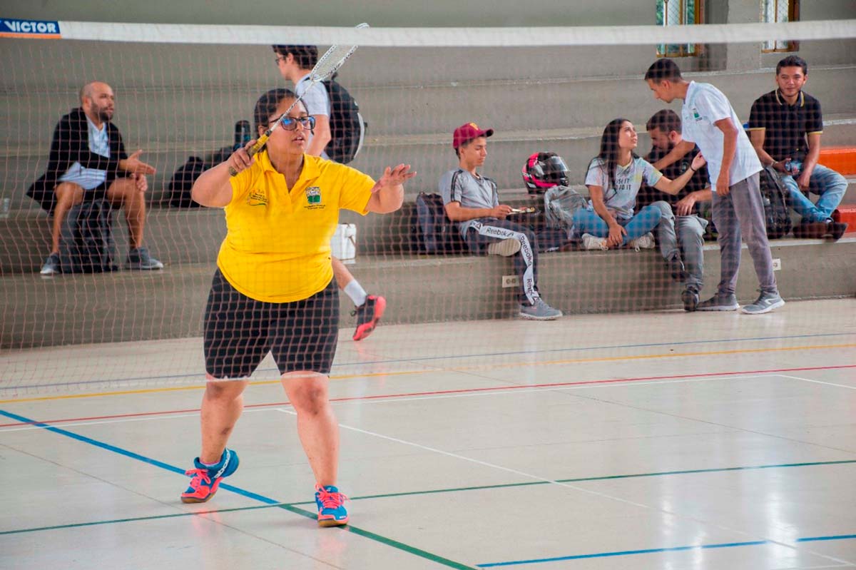 Estudiante practicando Badminton