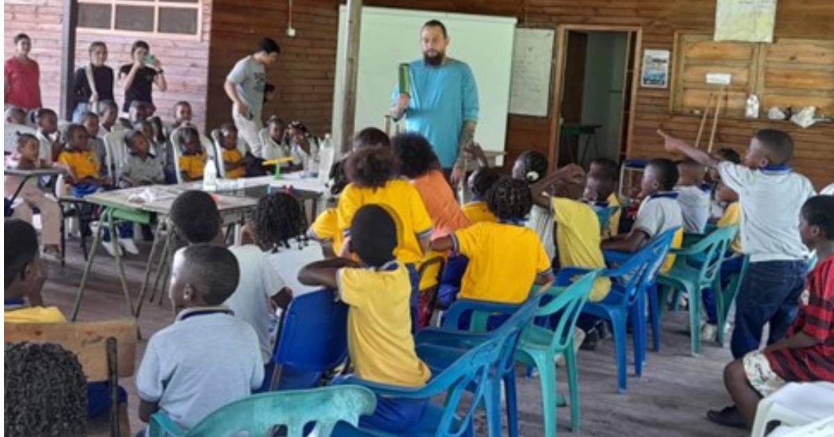 Docentes del Poli motivando a niños y jovenes en comunidad de Urabá