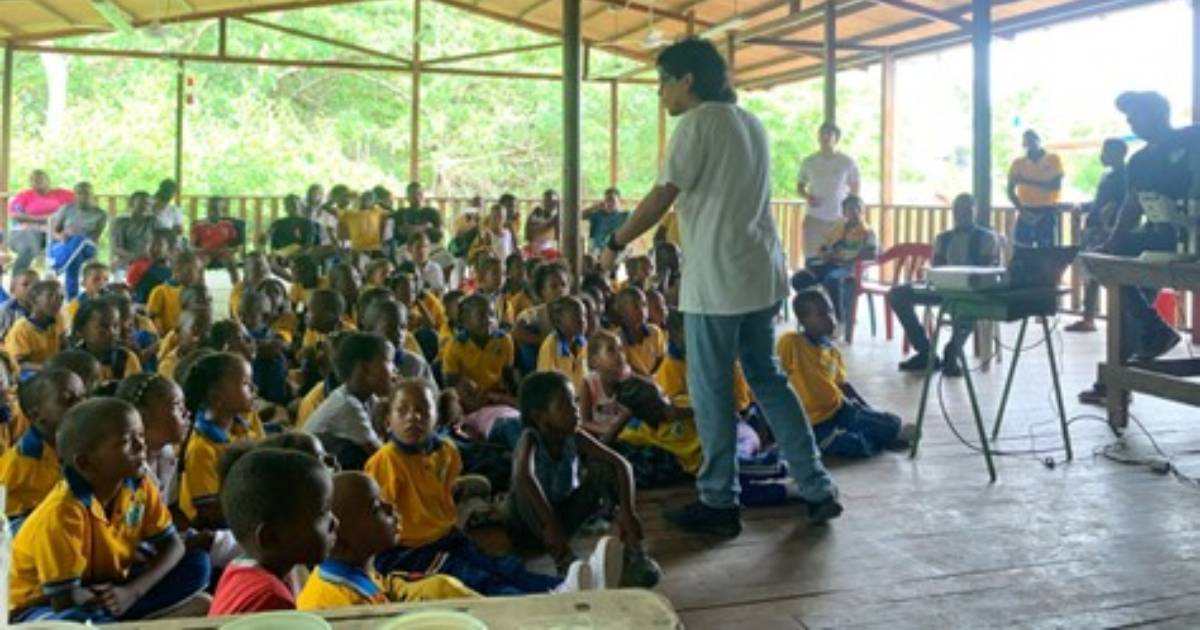 Docentes del Poli motivando a niños y jovenes en comunidad de Urabá