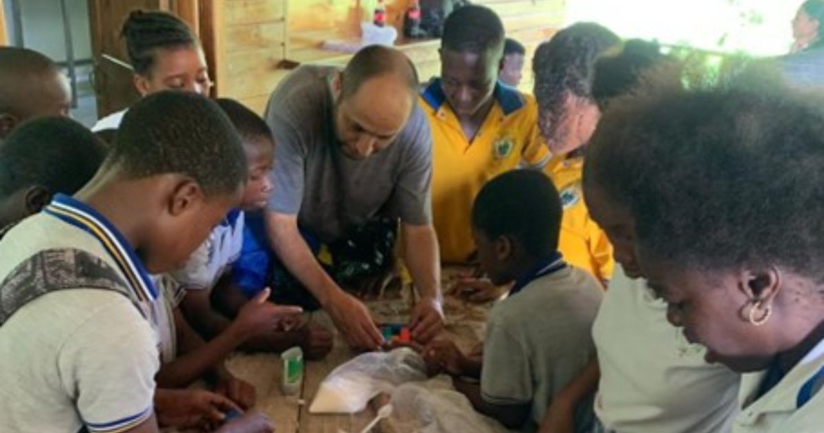 Docentes del Poli motivando a niños y jovenes en comunidad de Urabá