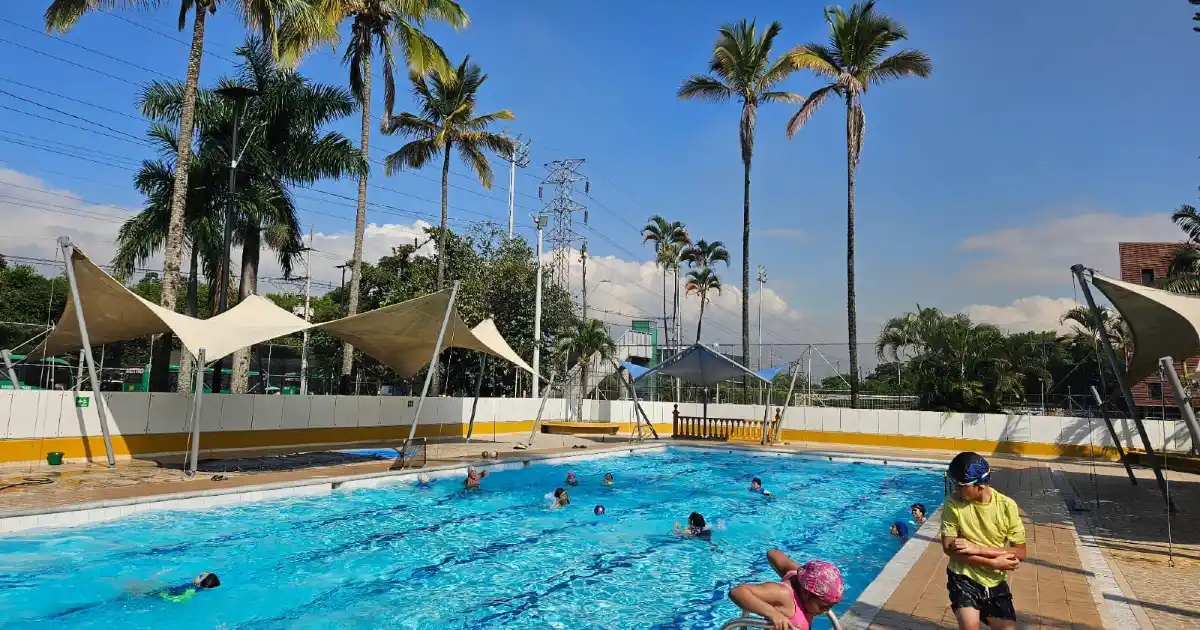 Niños disfrutando las vacaciones recreativas