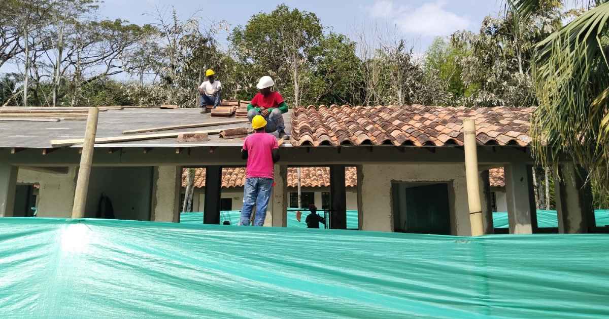 Obreros arreglando techos