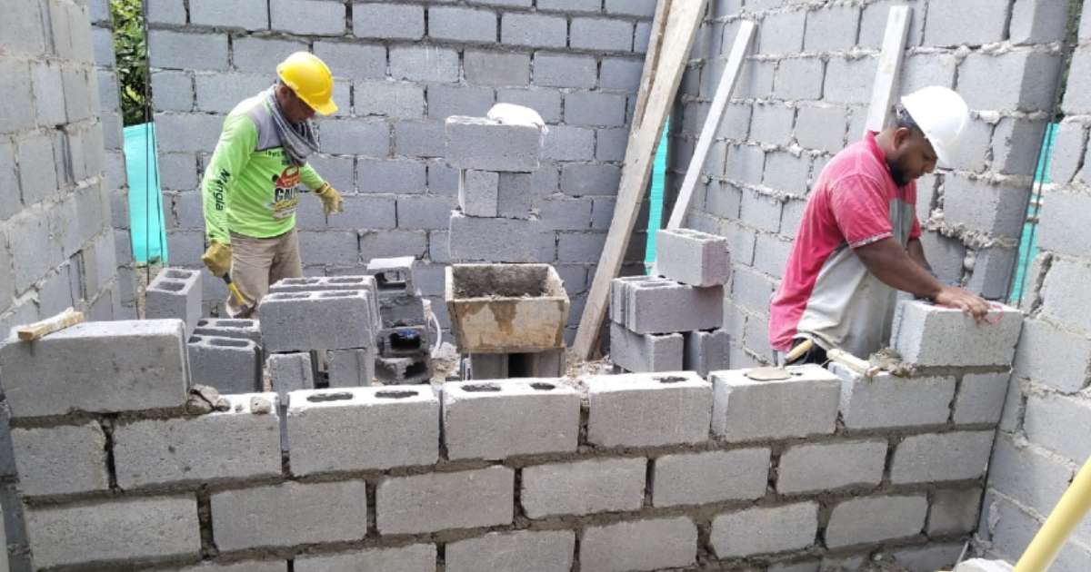 Obreros construyendo muro