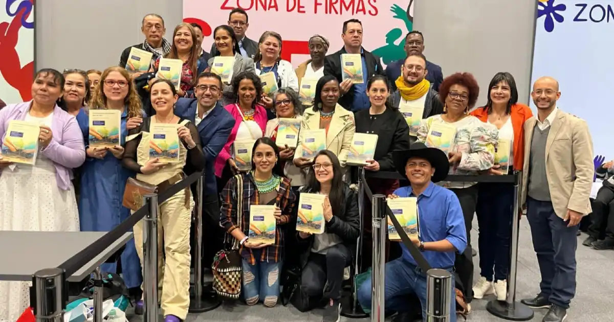 Asistentes al lanzamiento del libro Innovaciones Educativas para la Paz