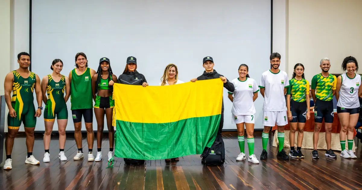 Deportistas del Poli en entrega de bandera