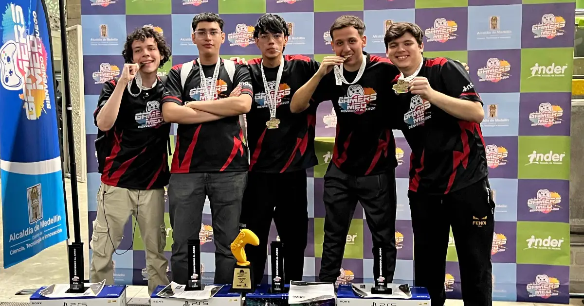 Equipo eSports con medallas
