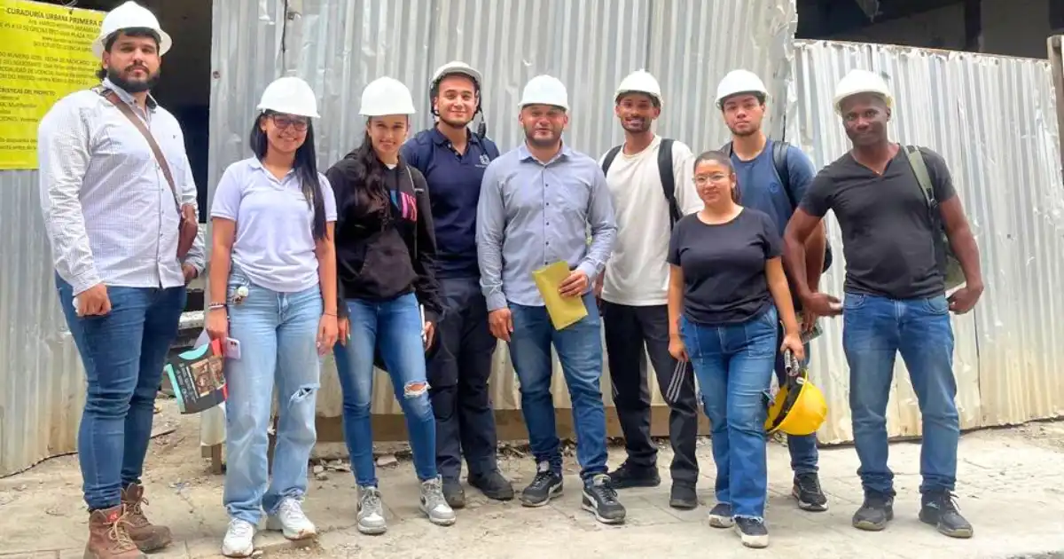 Estudiantes de Ingeniería Civil realizan visita a obra 80 Avenue para análisis de impactos ambientales