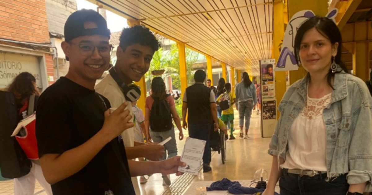 Estudiantes participando de la jornada