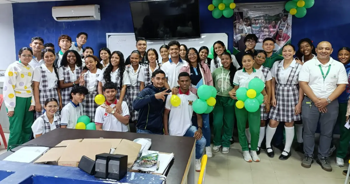 Estudiantes participando de la u en tu colegio
