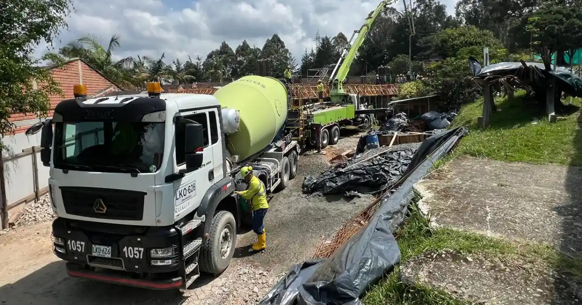 Obreros trabajando en obra de Rionegro