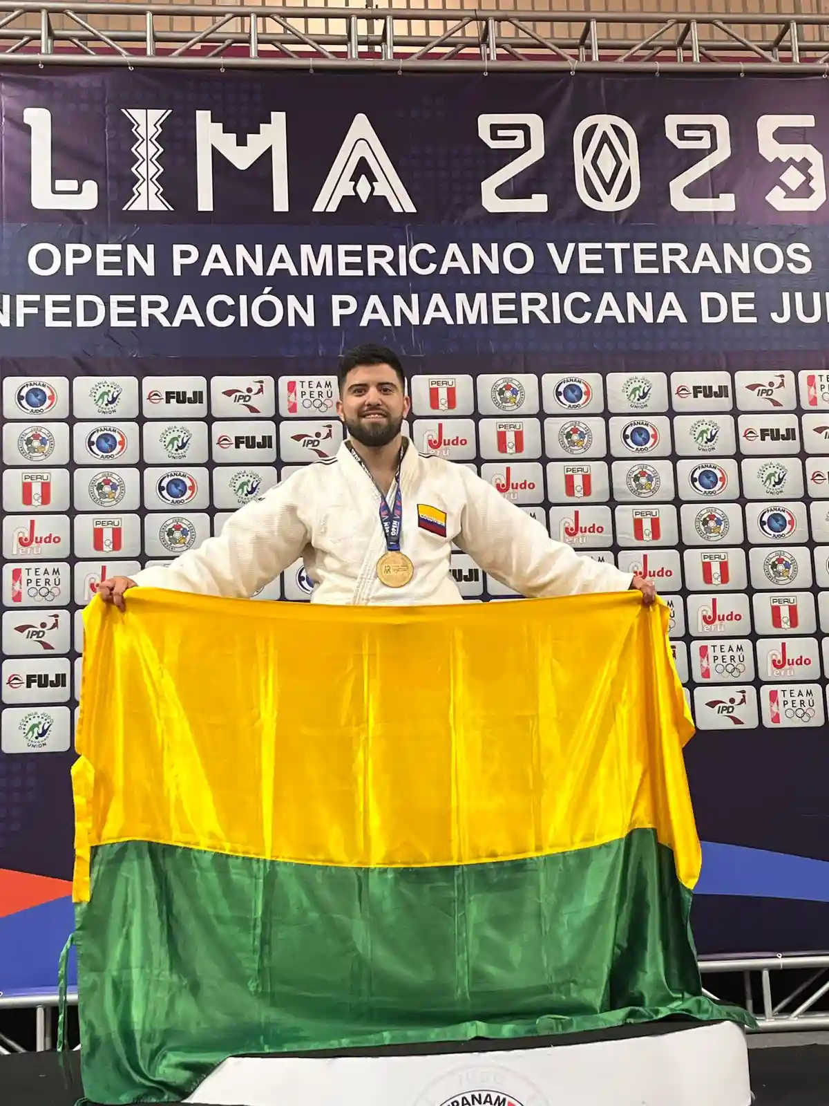 Profe Jorge Mario con la bandera del Poli