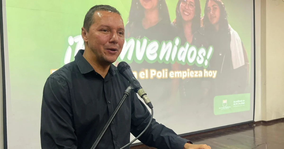Rector da la bienvenida a los estudiantes nuevos 2025-1