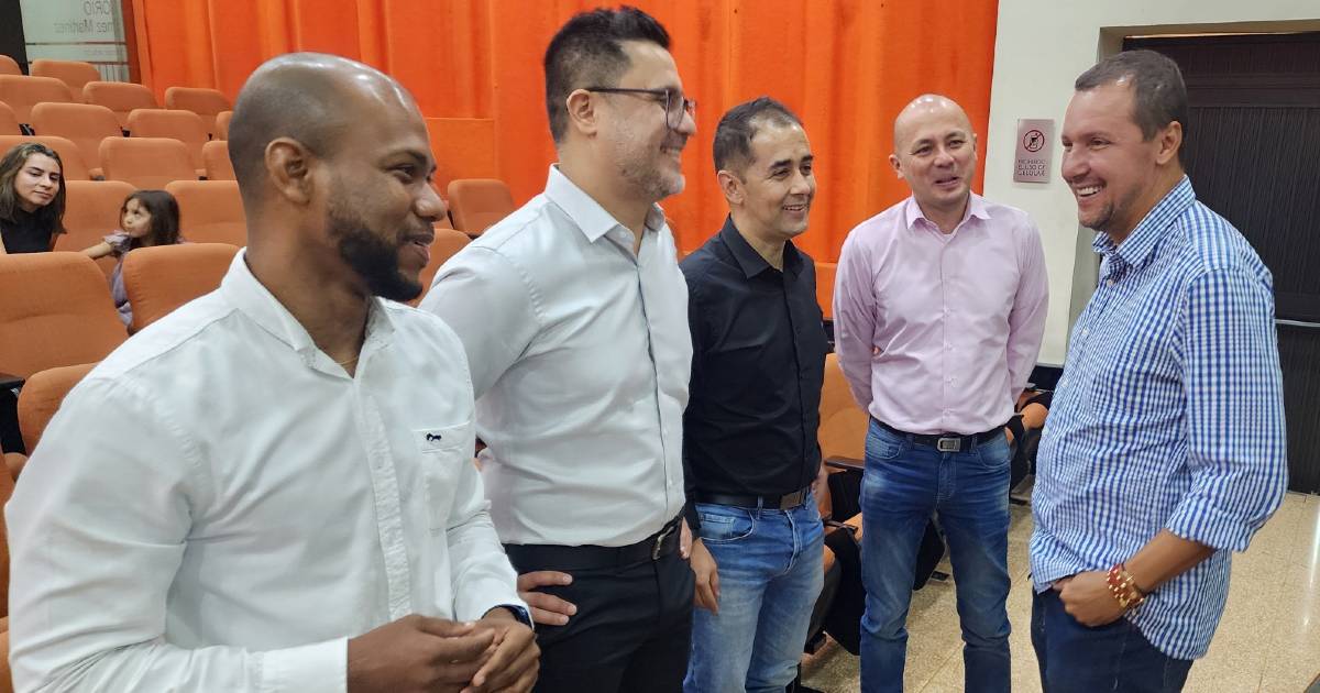 Rector dando la bienvenida a los docentes