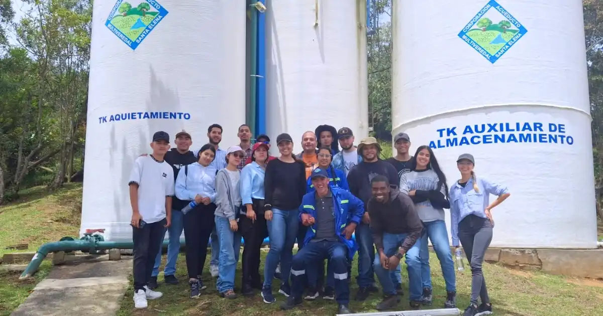 Estudiantes de la Facultad de Ingeniería del Poli, realizan salida pedagógica al acueducto veredal de Santa Elena