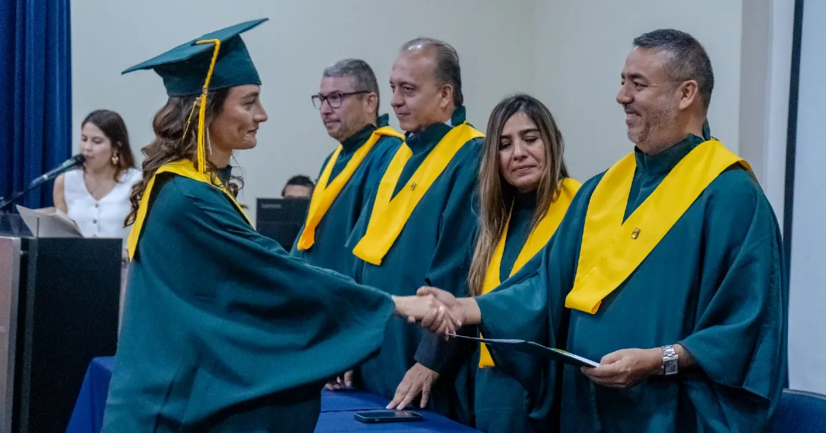 Deportista Sandra Lorena se gradua