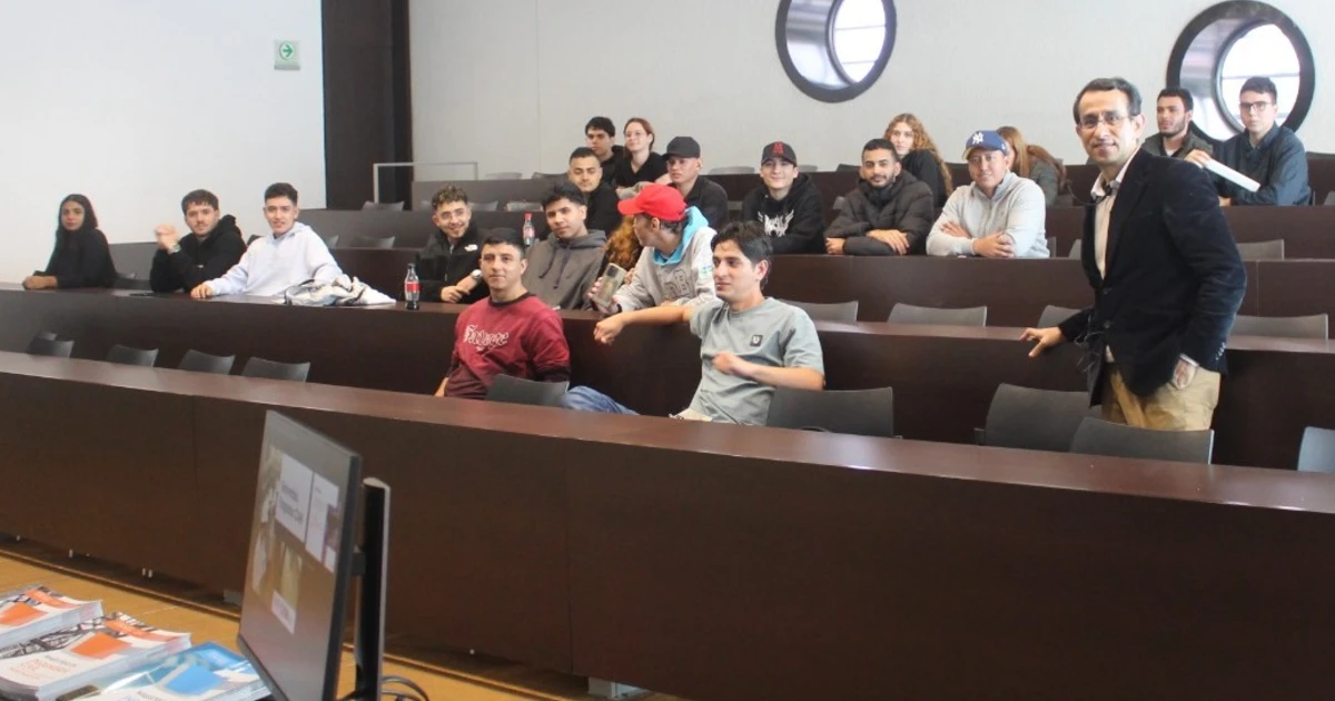 Estudiantes visitan Universidad de los Andes