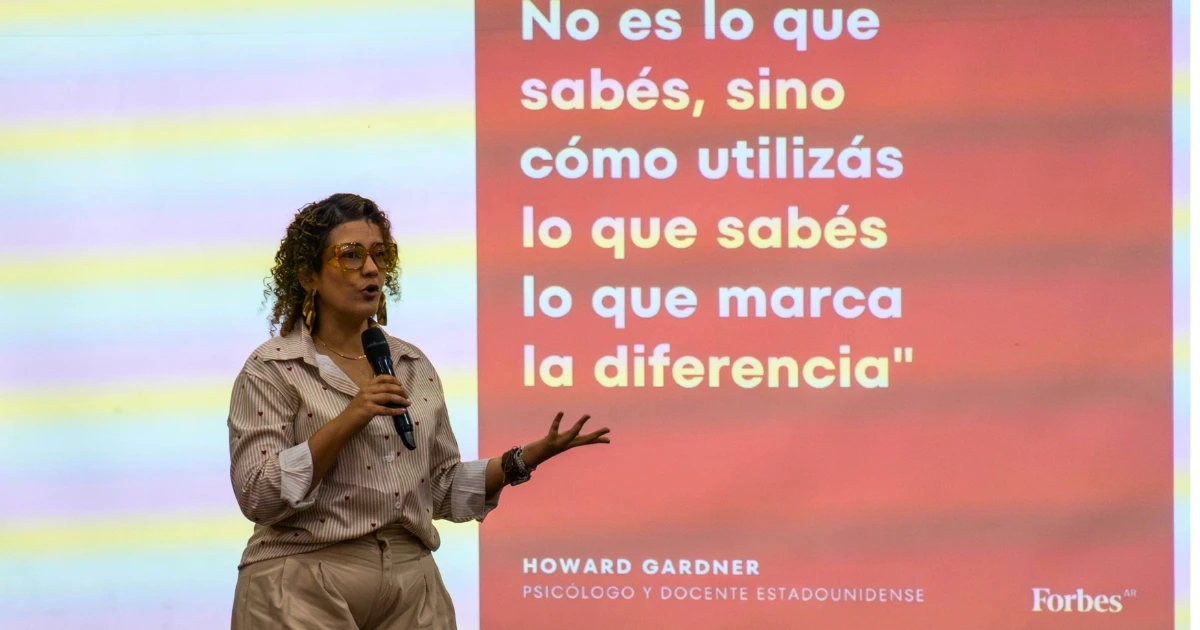 Expositora en el cierre de las pasantias 2026-1