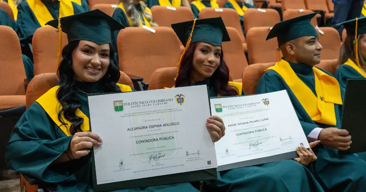 Graduados exhiben diploma
