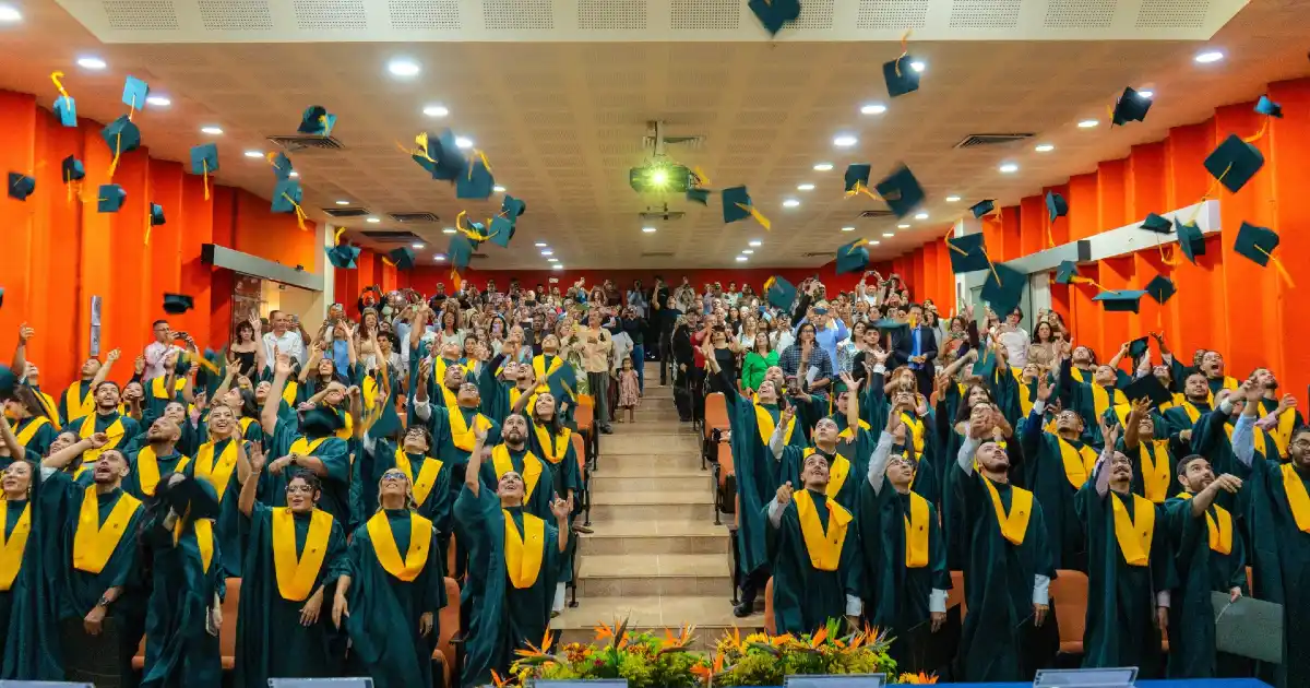 Graduados lanzan virrete