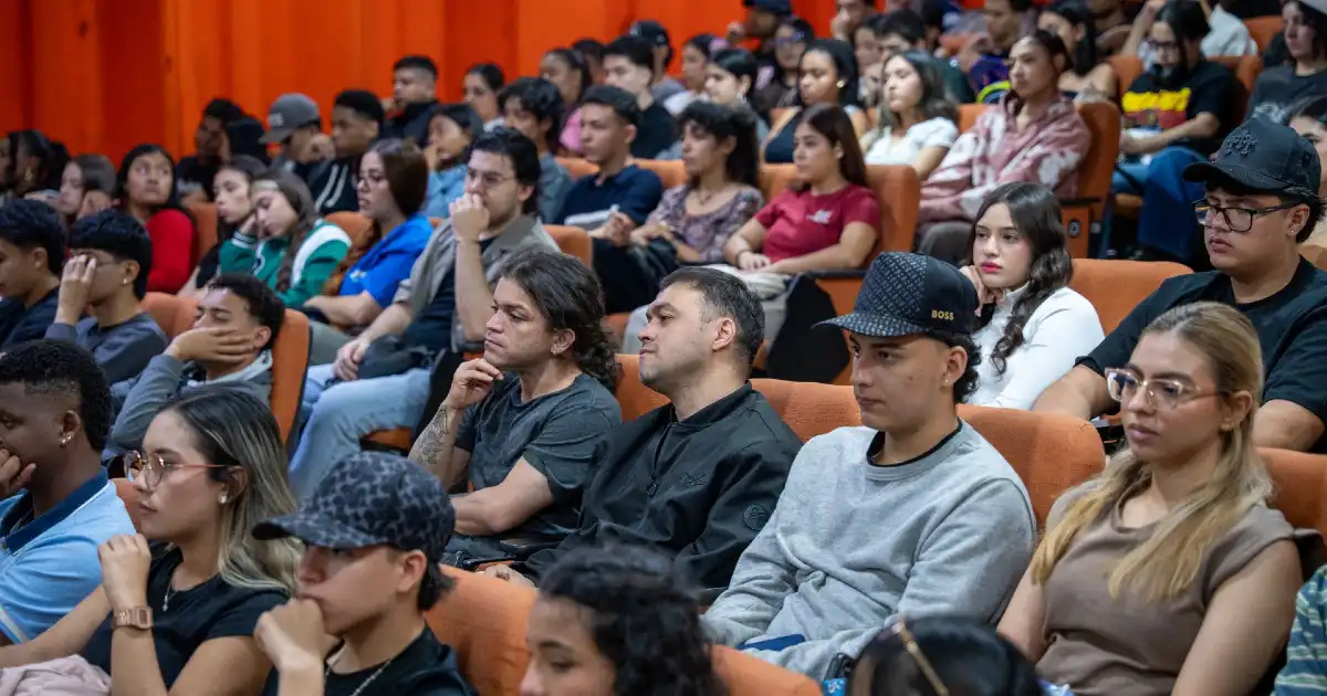 Estudiantes nuevos en la inducción 2026-2