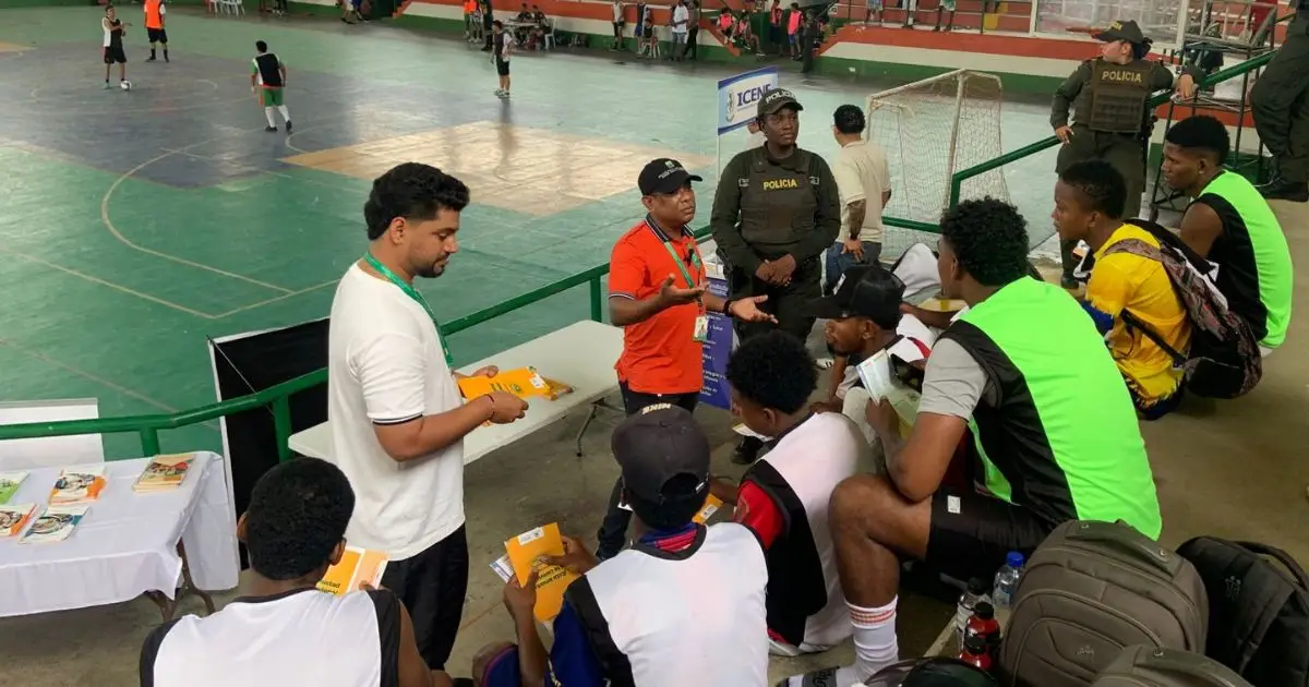 El Poli llevó su oferta educativa a la juventud de Apartadó durante la “Copa Armas por Goles”