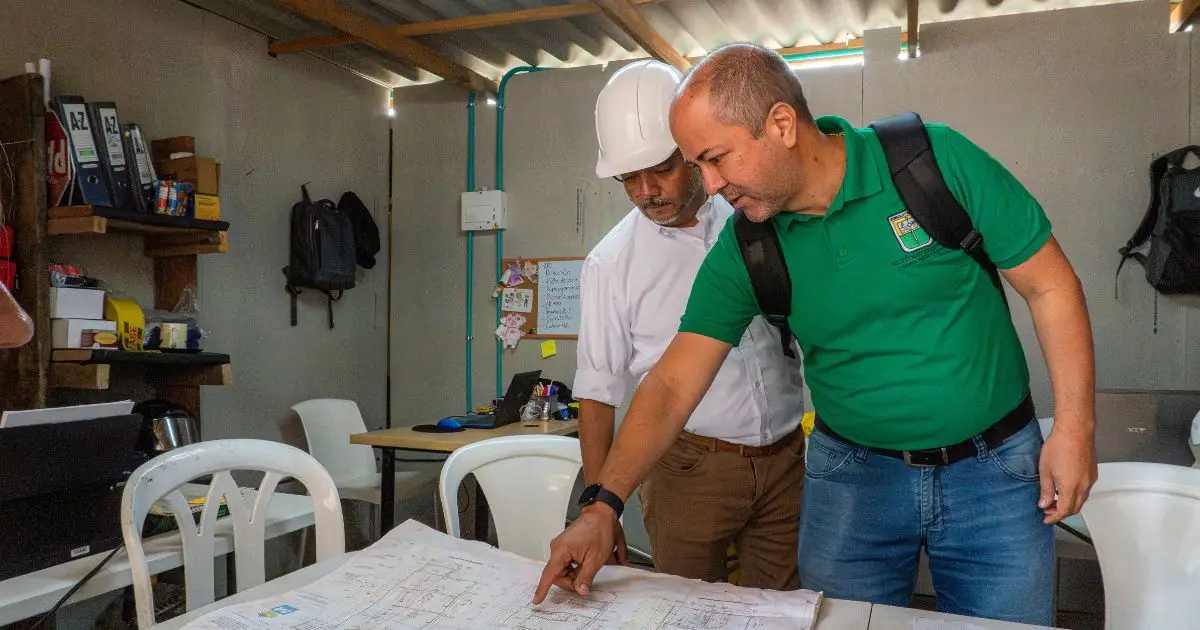 Rector recorre obras de Oriente